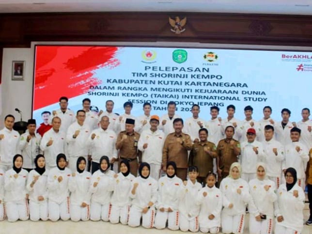 Foto bersama Sekretaris Daerah (Sekda) Kabupaten Kutai Kartanegara (Kukar), Sunggono bersama para atlet Kempo (Mahakam Daily). (IST)