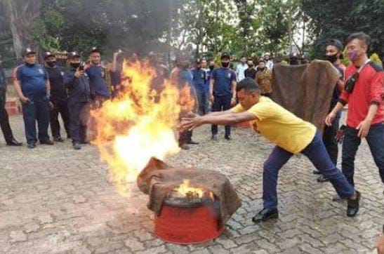 Kegiatan pelatihan dilakukan pihak Kelurahan Baru, KecamatanTenggarong, Kutai Kartanegara (Kukar) sebagai upaya antisipasi kebakaran di kawasan pemukiman. (Mahakam Daily). (Ist)