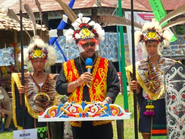 Bupati Kukar Edi Damansyah menyampaikan pesan penting kepada masyarakat Desa Umaq Dian, Kecamatan Tabang. (Mahakam Daily). (Ist)
