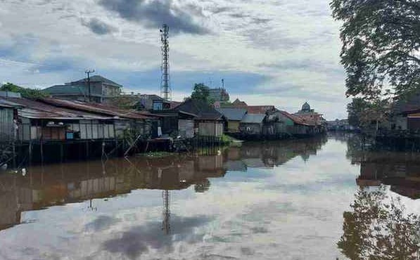 Kelurahan Mangkurawang Bersihkan dan Normalisasi Sungai untuk Cegah Banjir. (Mahakam Daily)