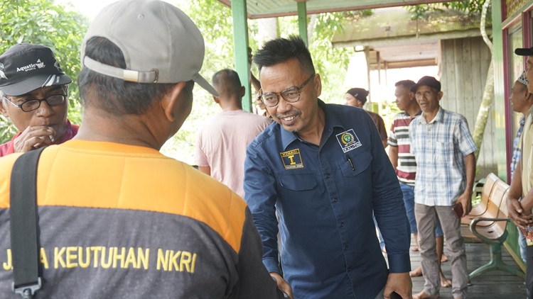 Baharuddin Demmu ketika disambut hangat masyarakat nelayan Pudak Baru, Pendingin, Kecamatan Sanga-sanga, yang merupakan titik pertama agenda reses.