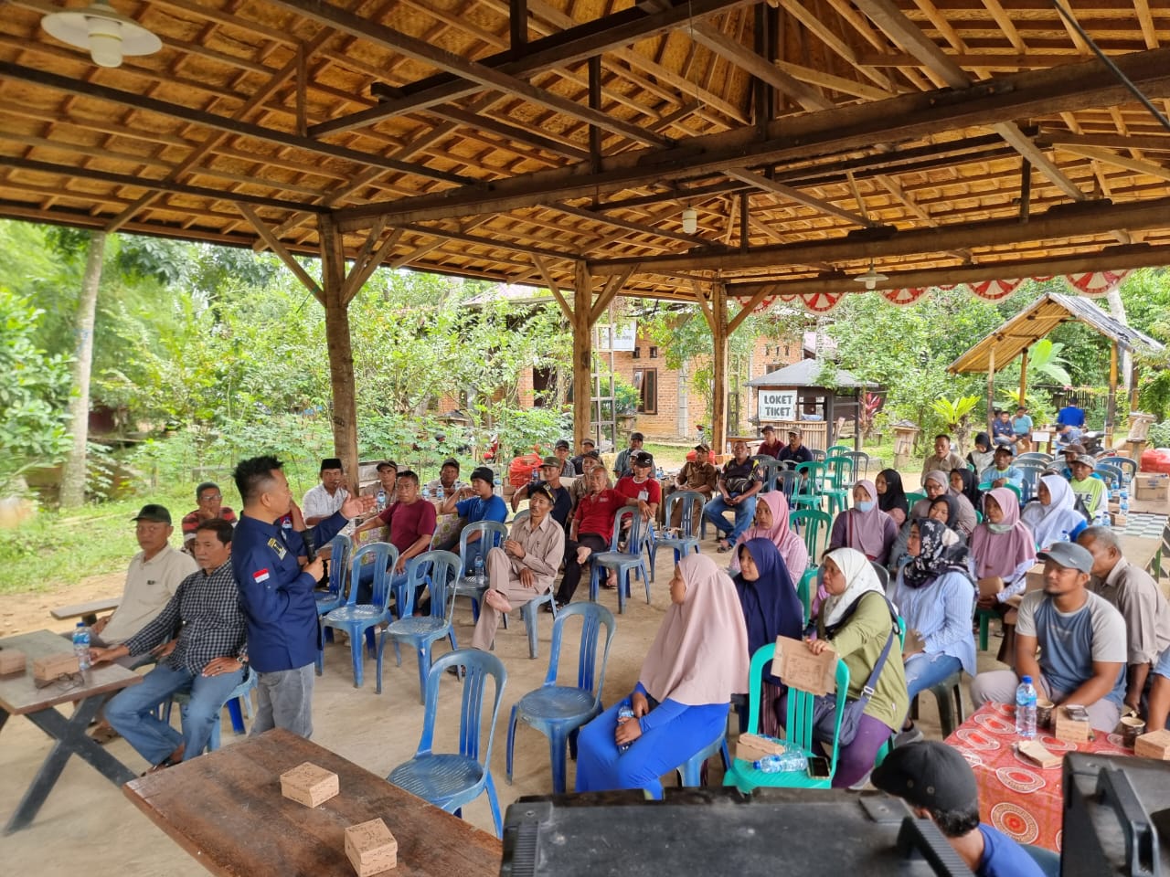 Baharuddin Demmu ketika menemui masyarakat petani dan pelaku UMKM di Desa Bangun Rejo (L3), Tenggarong Seberang, Kutai Kartanegara. (MY/Mahakam Daily)