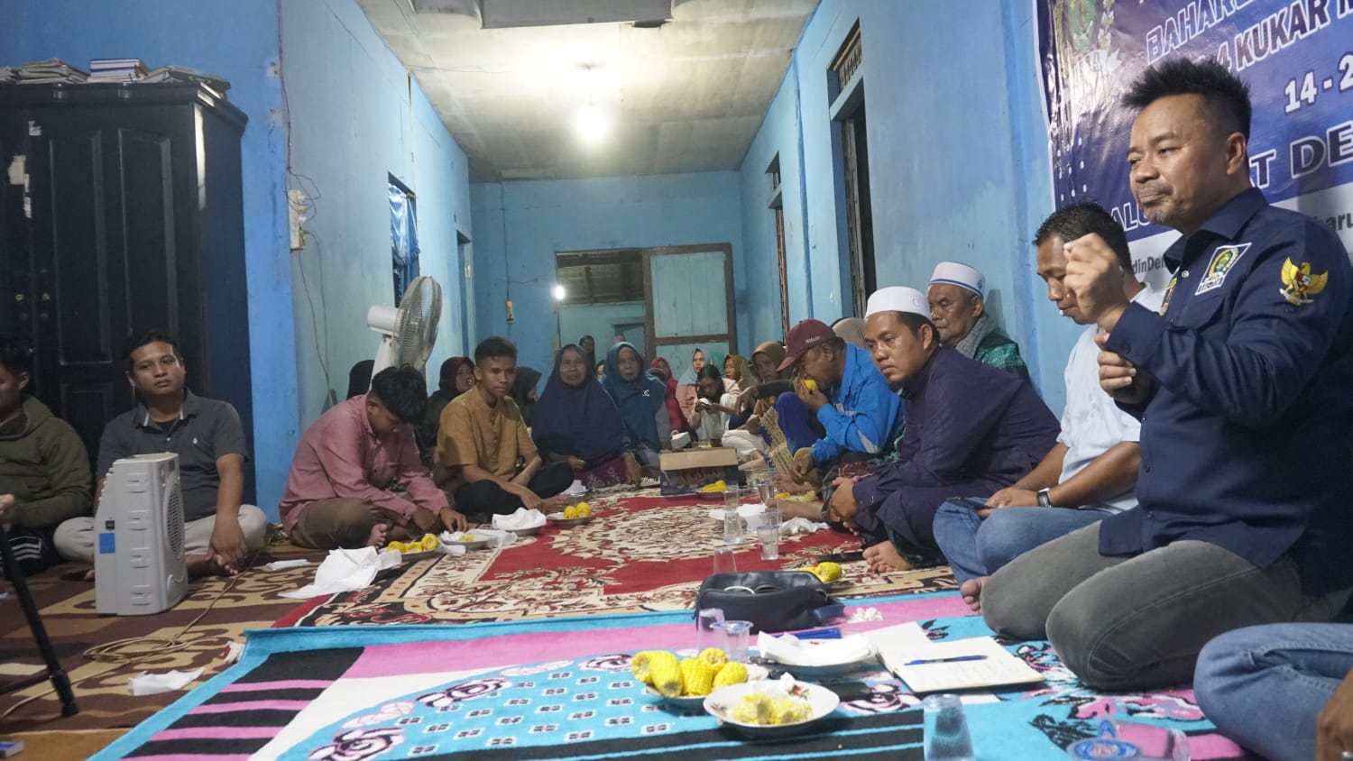 Baharuddin Demmu di antara masyarakat Desa Separi, Kecamatan Tenggarong Seberang.