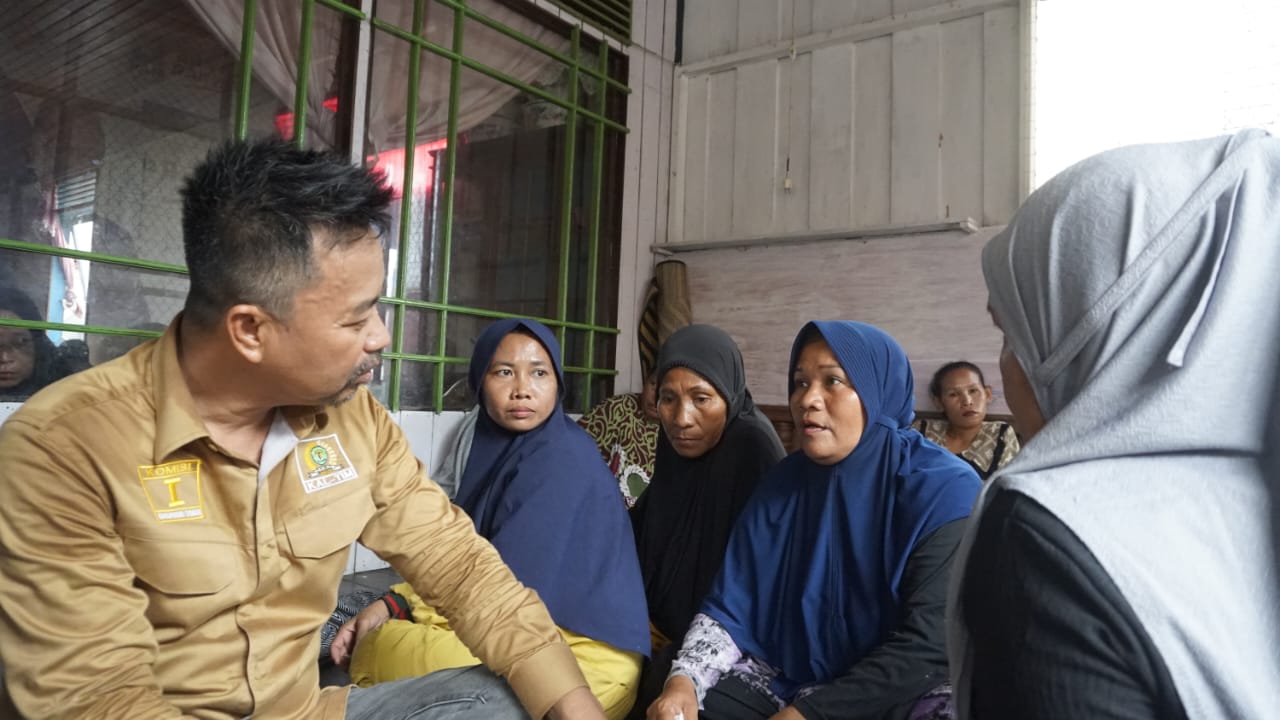 Baharuddin Demmu saat bertemu kaum ibu pegiat UMKM dan Poklahsar di Desa Muara Pantuan, Kecamatan Anggana, Kutai Kartanegara. (MY/Mahakam Daily)