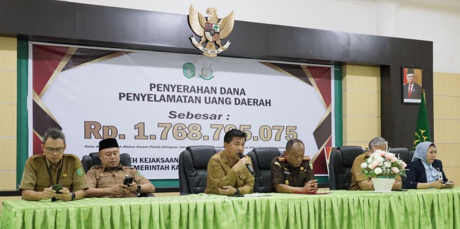 Sekda Kukar, Sunggono mewakili Bupati Kukar memberikan apresiasi kepada Kejari Kukar (Ist)