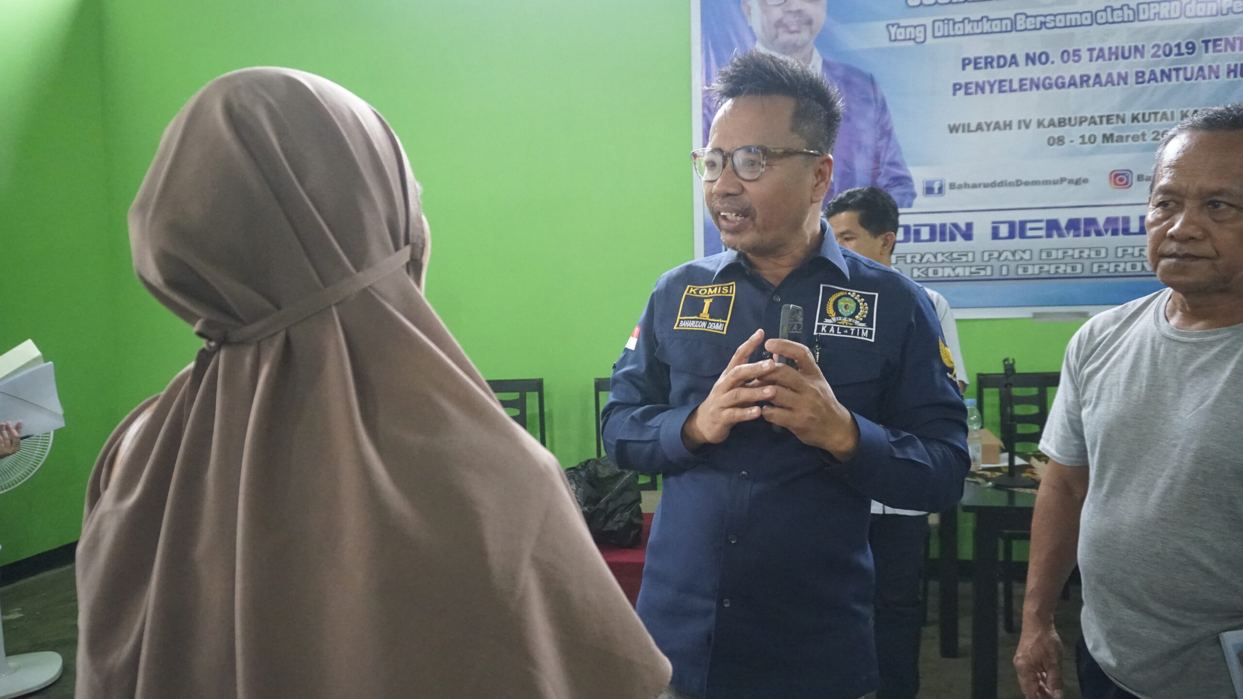 Sosialisasi Perda Bantuan Hukum oleh Anggota DPRD Katlim, Baharuddin Demmu di Dewa Badak Baru, Kecamatan Muara Badak, Kutai Kartanegara. (MY/Mahadak Daily)