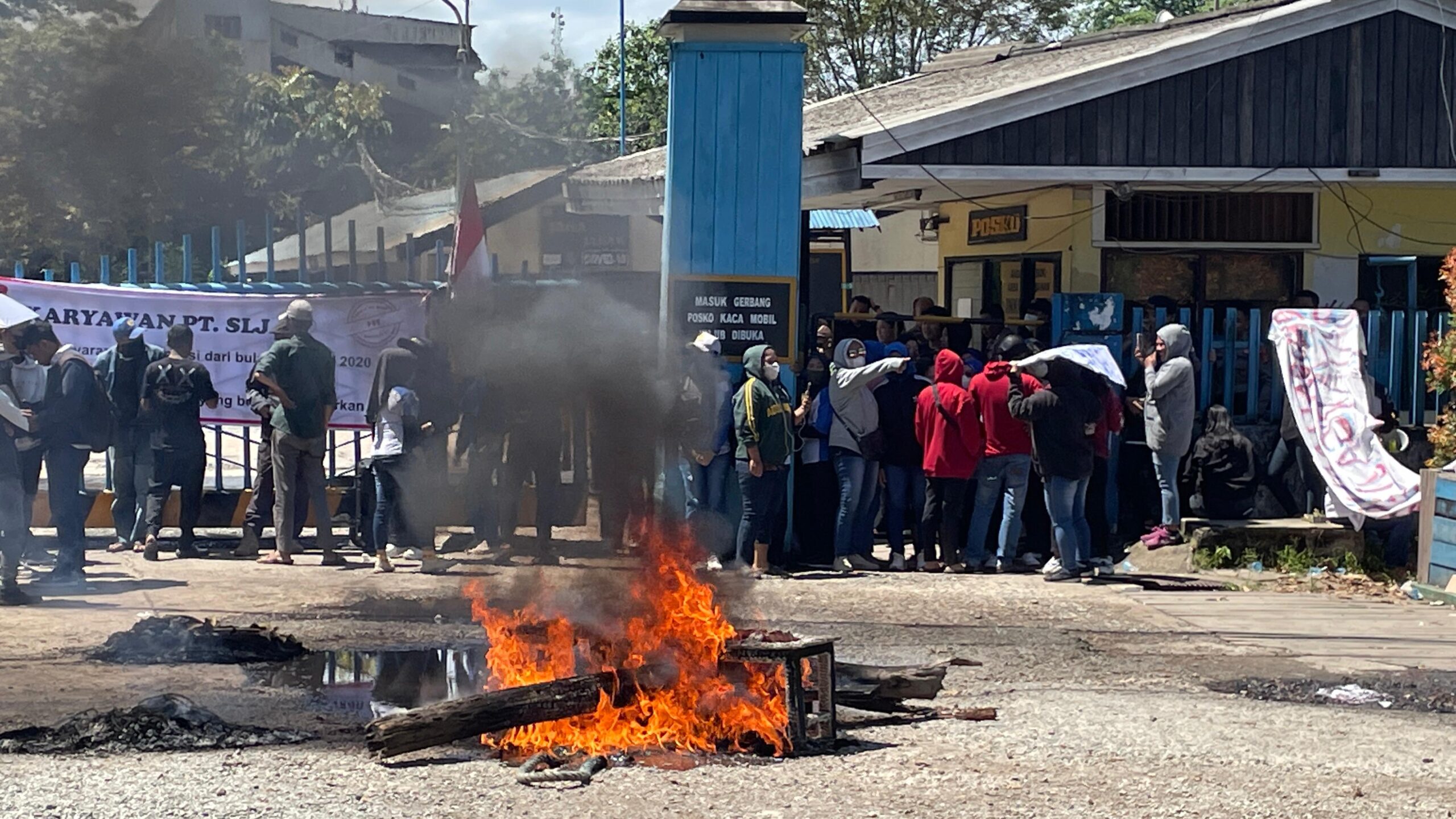 Aksi Demo Buruh PT SLJ Global Tbk Samarinda menuntut hak gaji dan kompensasi. (GNJ/Mahakam Daily)