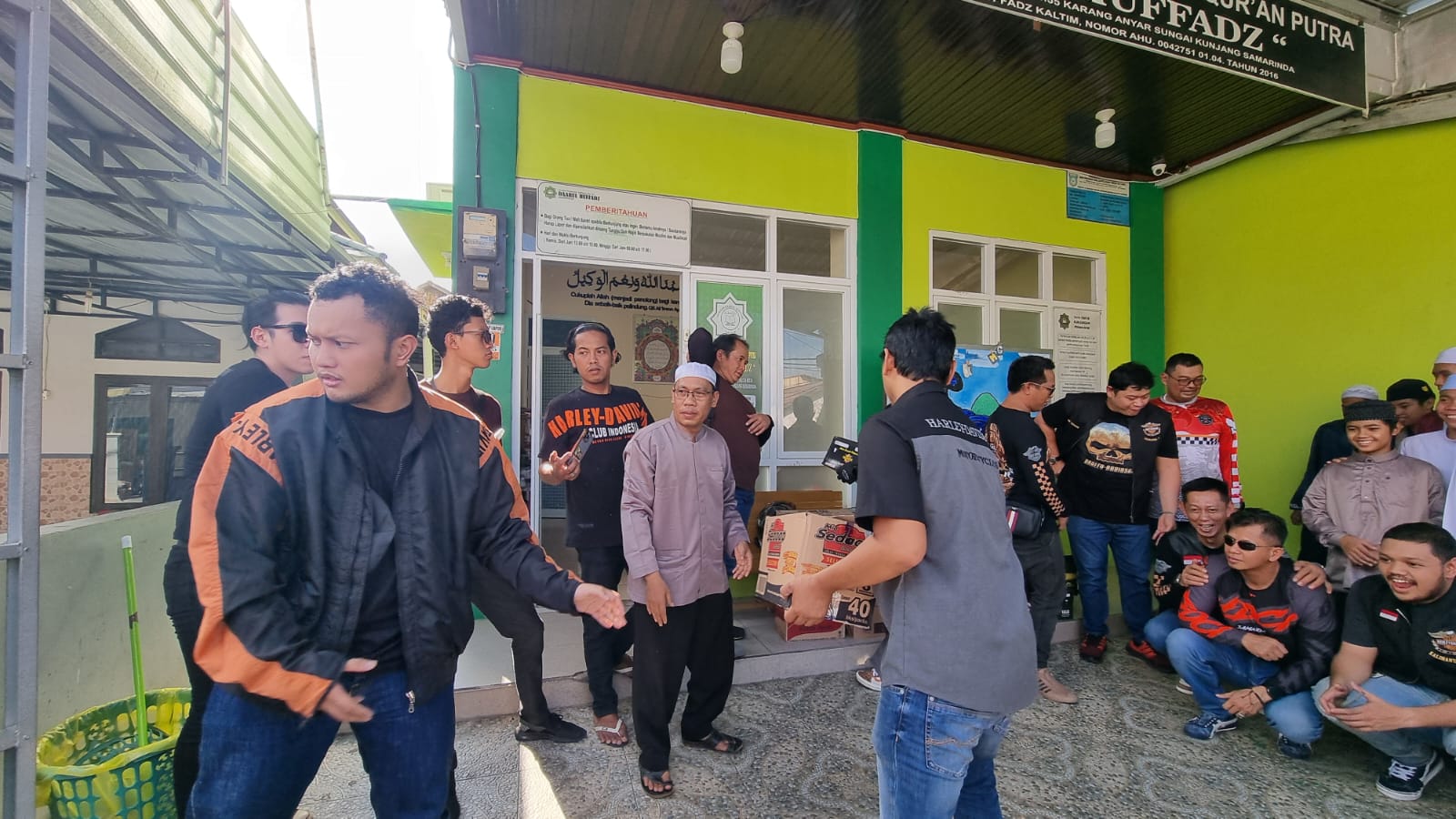 HDCI Samarinda menyerahkan paket Ramadan 1445 Hijriah ke Pondok Pesantren Daarul Huffadz. (HI/Mahakam Daily)