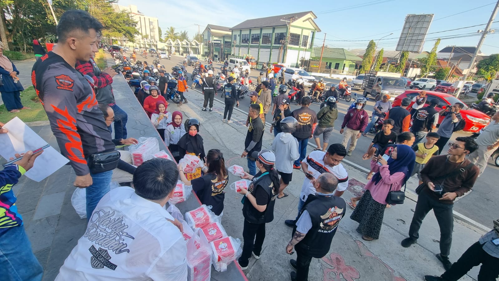 HDCI Samarinda saat berbagi takjil buka puasa di area Taman Samarendah. (HI/ Mahakam Daily)