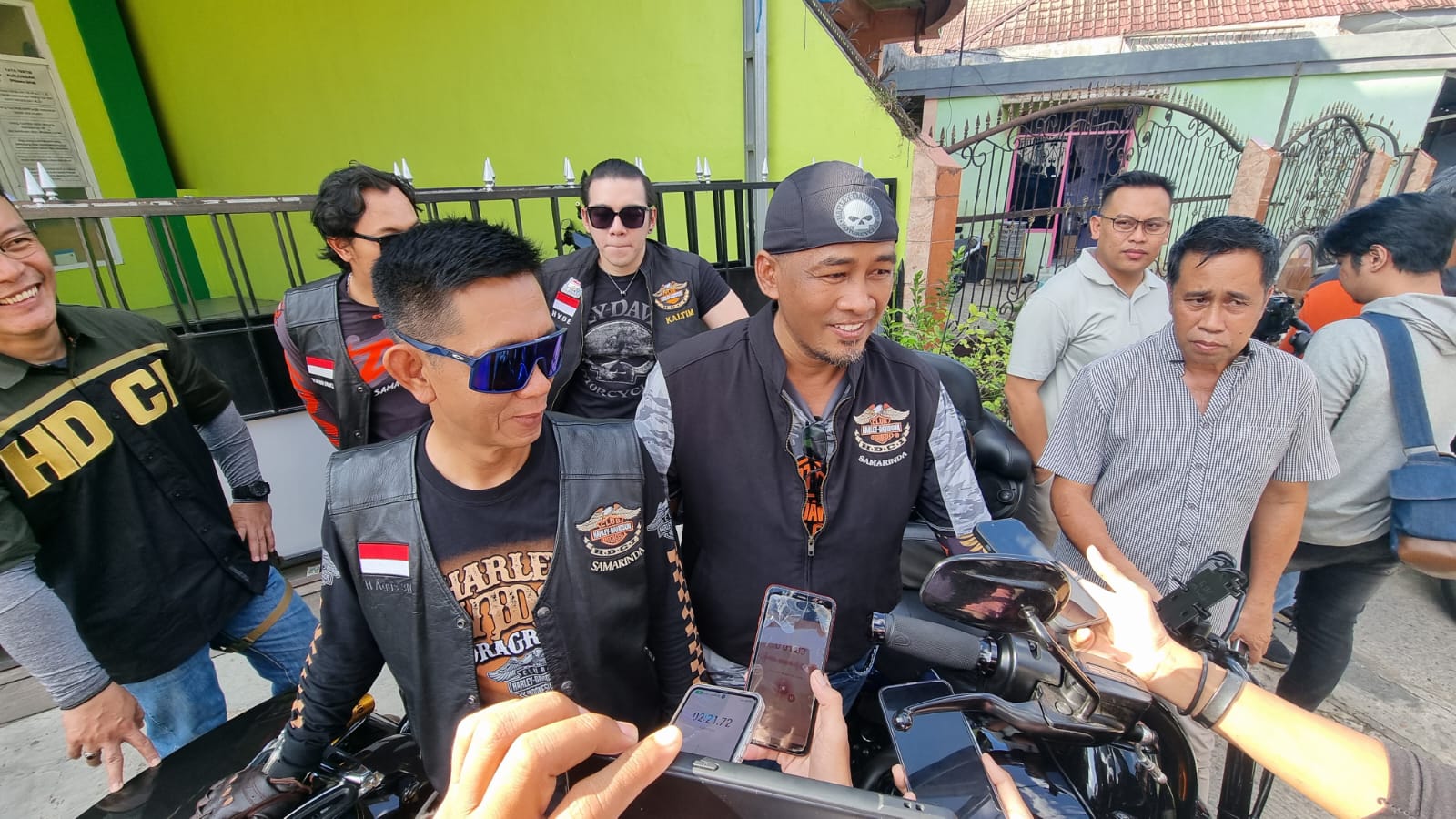 Sebelah kiri foto, Ketua HDCI Samarinda, Agus Sahlan saat di wawancara usai menyerahkan paket Ramadan. (HI/Mahakam Daily)