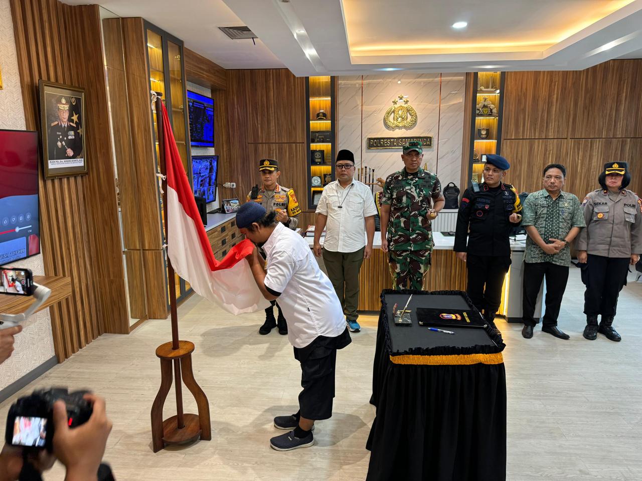 Tiga orang mantan narapidana teroris di Samarinda membacakan ikrar setia pada NKRI, dilanjut dengan memberi penghormatan pada bendera pusaka Mereah Putih. (Ist)