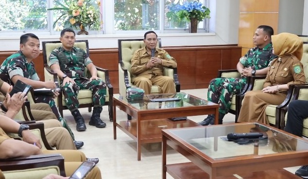 Asisten II Sekretariat Daerah Kutai Kartanegara (Kukar) Ahyani Fadianur Diani terima kunjungan tim survei Yontarlat I Macan di wilayah Kukar (Ist)