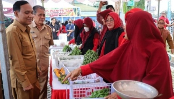 Asisten II Sekretariat Daerah Kutai Kartanegara (Kukar) Ahyani Fadianur Diani melakukan kunjungan di salah satu stand pangan murah (Ist)