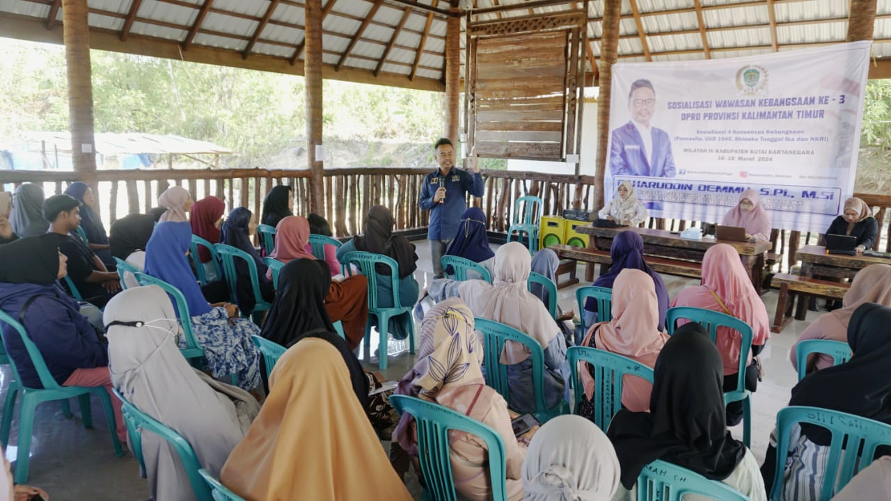 Anggota DPRD Kaltim, Baharuddin Demmu saat sosialisasi wawasan kebangsaan (sosbang) di Desa Sebuntal. (HI/Mahakam Daily)