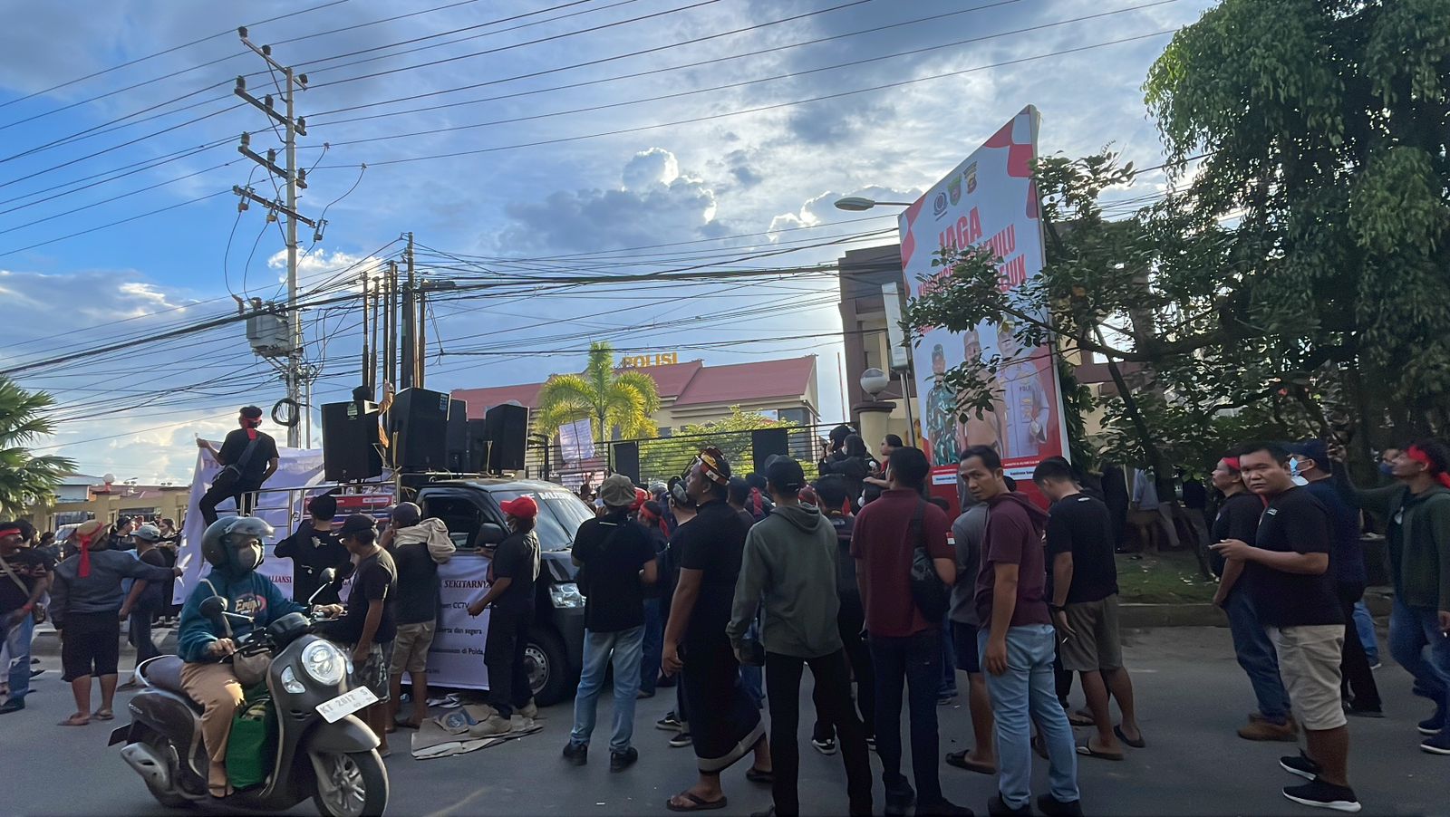 Ikatan Keluarga Toraja saat menggelar aksi menuntut kejelasan kematian Bertha di Apotek Kimia Farma Jalan Pangeran Hidayatullah, Kota Samarinda. (GNJ/,Mahakam Daily)