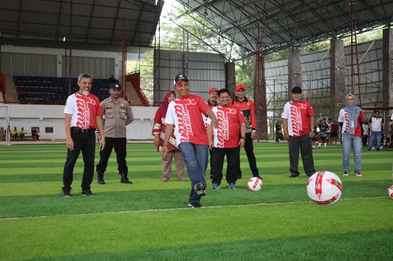 Asisten II Sekretariat Daerah Kukar, Ahyani Fadianur Diani membuka acara dengan melakukan tendangan pertama