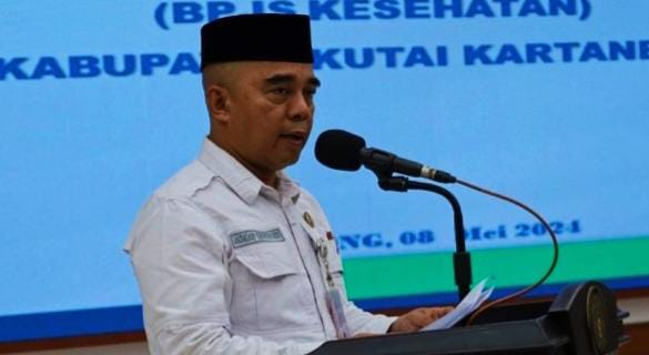 Asisten I Setkab Kukar, Akhmad Taufik Hidayat saat memberikan sambutan di Forum Komunikasi Pemangku Kepentingan JKN di Tenggarong