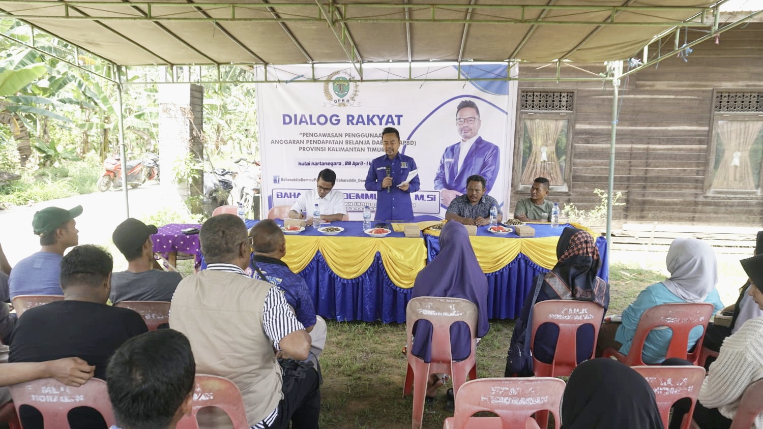 Anggota DPRD Kaltim, Baharuddin Demmu saat melaksanakan Dialog Rakyat dan menjelaskan pentingnya Kamus Usulan. (HI/Mahakam Daily)