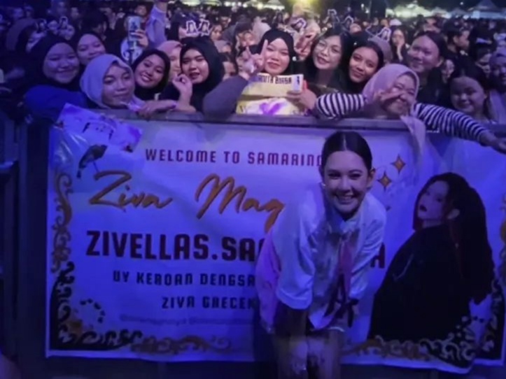 Ziva Magnolya saat berswafoto bersama fans usai bernyanyi. (Zivellas.Samarinda)