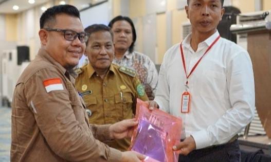 Kepala Dinas PMD bersama Camat Loa Kulu, Ardiansyah membuka bimtek ditandai dengan pemberian ATK peserta