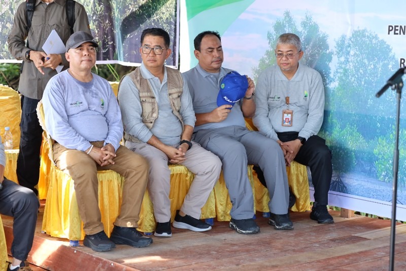 Asisten I Setdakab Kukar, Akhmad Taufik Hidayat saat menghadiri program rehabilitasi Daerah Aliran Sungai (DAS)