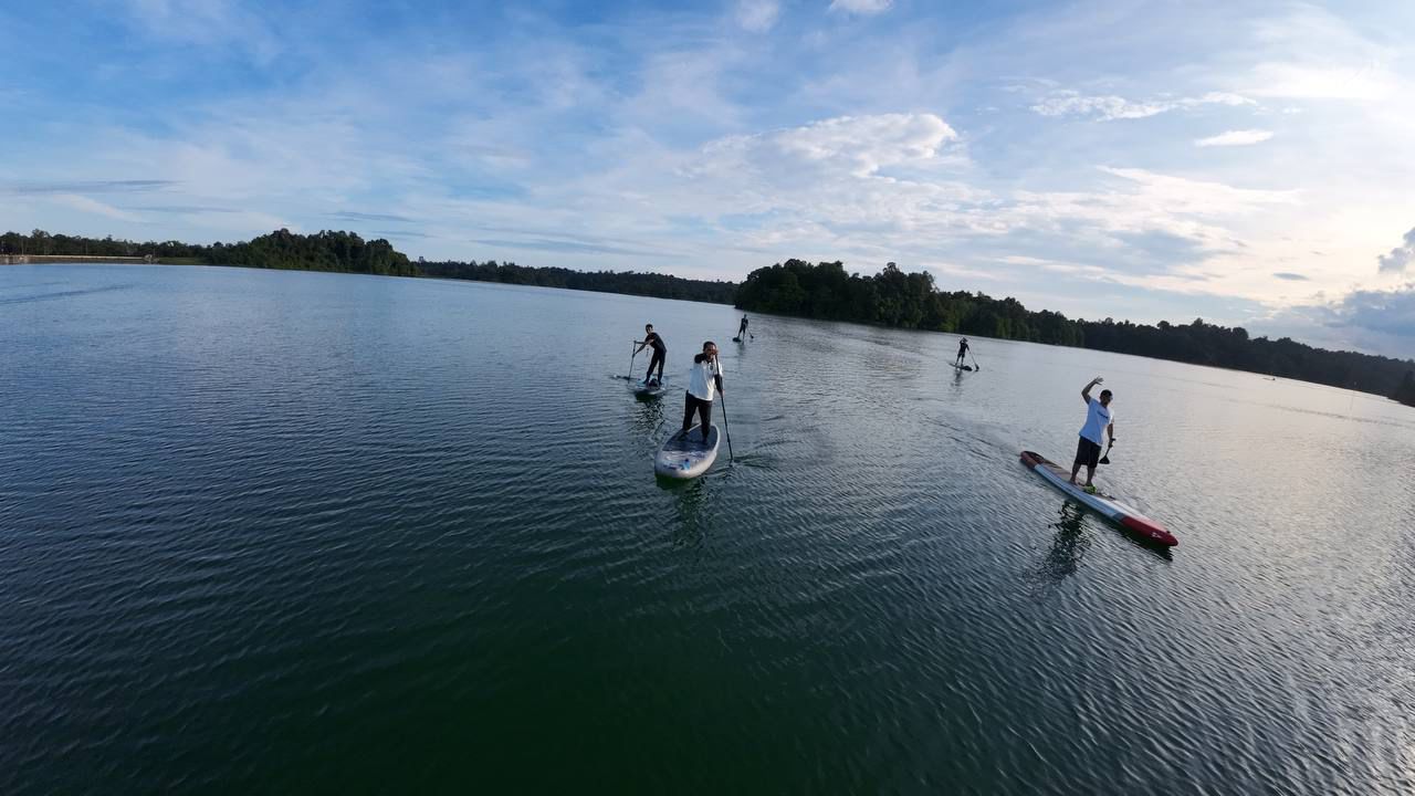 Pj Gubernur Kaltim, Akmal Malik saat menunggani panddle board menyusuri Waduk Samboja. (Ist)