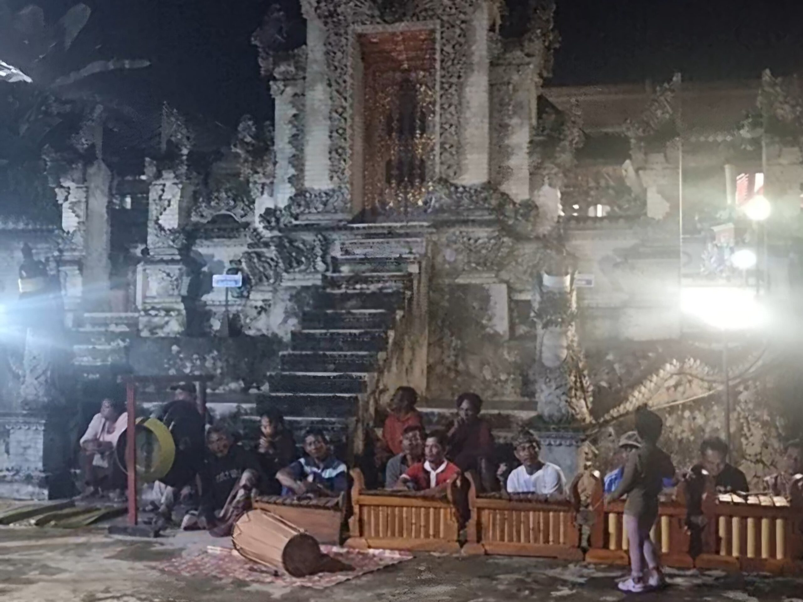 Warga menyambut kedatangan Baharuddin Demmu dengan tabuhan gamelan khas Bali. (HI/Mahakam Daily)