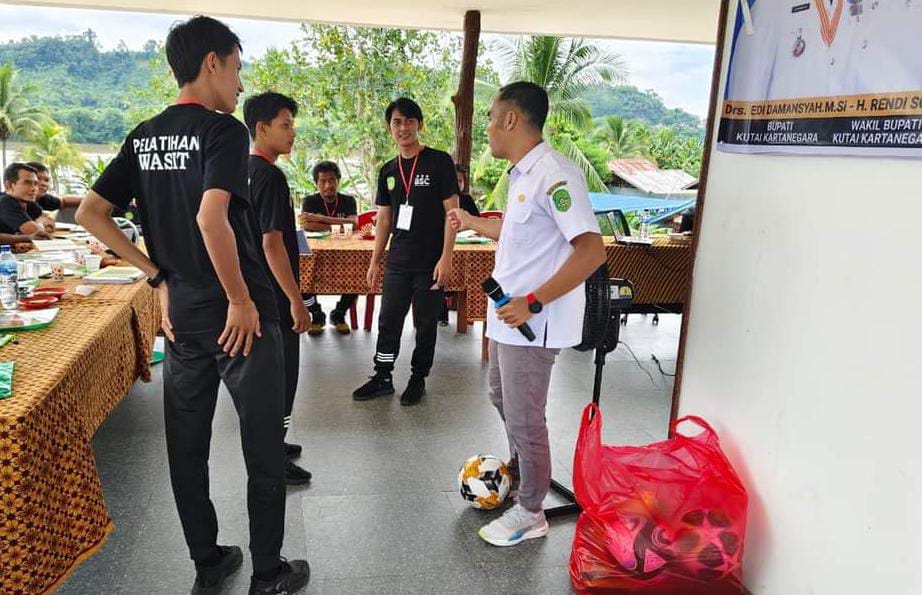 Suasana Coaching Clinic Wasit Sepak Bola Desa Selerong / Istimewa