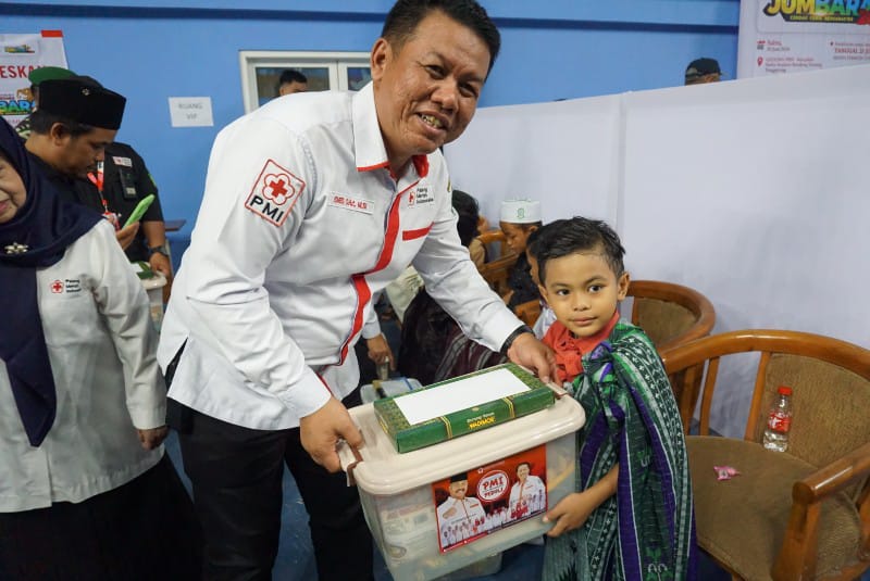 Ketua PMI Kukar, Ismed berikan hadiah kepada peserta sunat massal / Istimewa