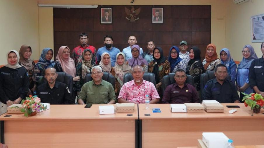 Sekretaris Camat Muara Jawa, Eko Kasianto melakukan foto bersama