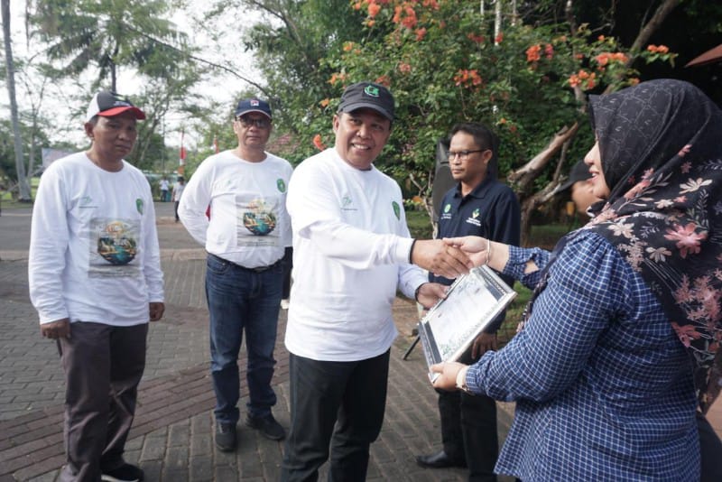 Asisten II Ahyani Fadianur Diani melakukan penyerahan Piagam Apresiasi Program Kampung Iklim tahun 2023 dari Kementerian LHK / Istimewa