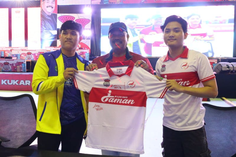 Bupati Kukar, Edi Damansyah menunjukan baju E-Sport Kukar Idaman / Istimewa