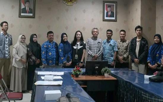 Triyatma, Kepala Bidang Pemasaran Dispar Kukar melakukan foto bersama