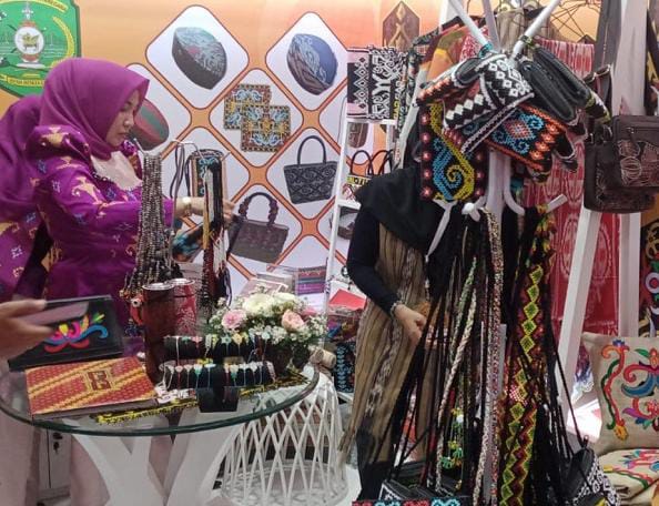 Stand IKM Kukar di acara Dewan Kerajinan Nasional (Dekranas) / Istimewa