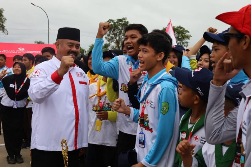 Bupati Kukar, Edi Damansyah memberikan hadiah kepada pemenang lomba / Istimewa