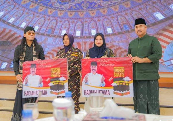 Bupati Edi Damansyah didampingi Gus Miftah memberikan doorprize umrah