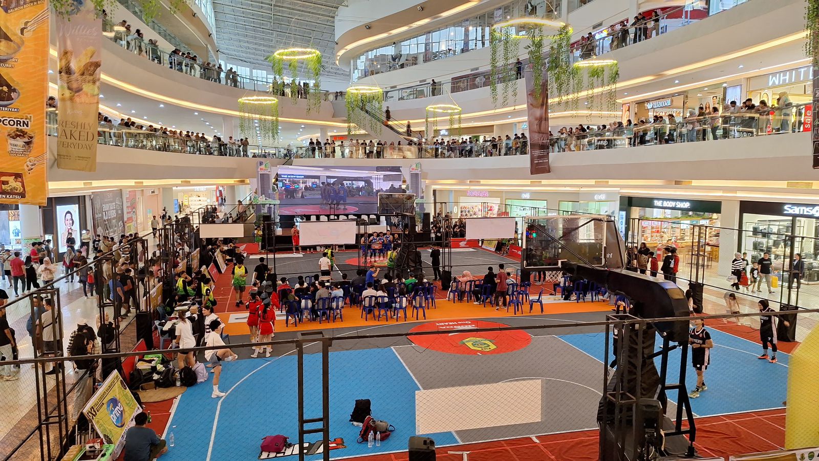 Suasana Honda BeAT Celebrity Match dan Kejuaraan Basket 3x3 Piala Gubernur Kaltim 2024 di Bigmall Samarinda. (ist)