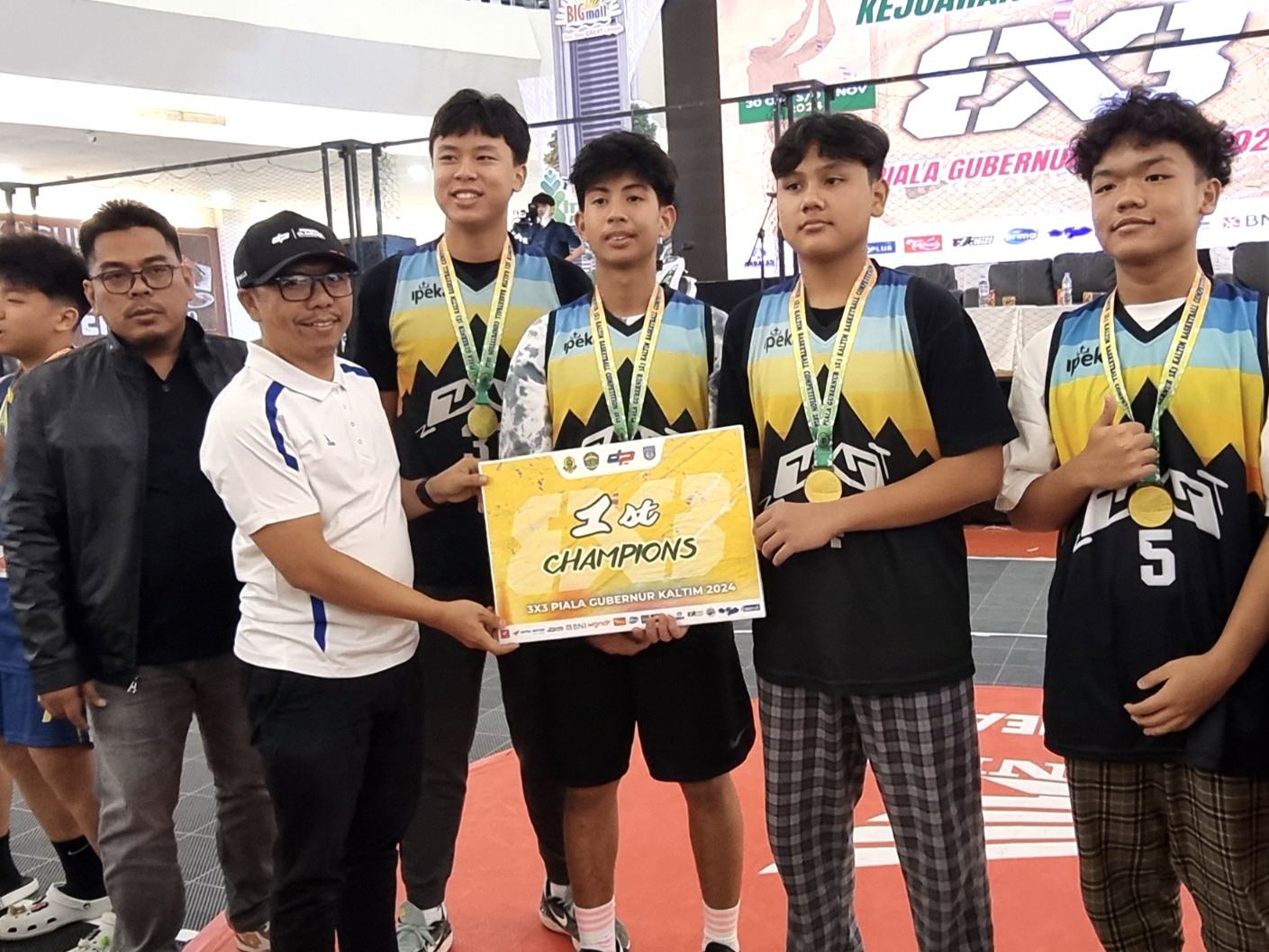 Penyerahan penghargaan kepada Champion 1st di Kejuaraan Bola Basket 3x3 Piala Gubernur Kaltim 2024 di Bigmall Samarinda.