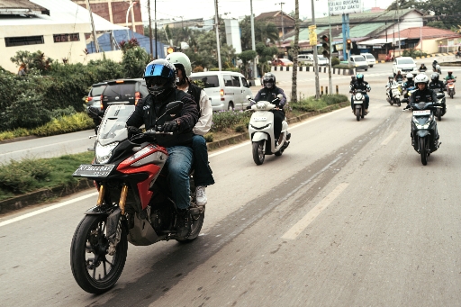 Fajrin Nur Huda selaku Instruktur Safety Riding Astra Motor Kaltim 2 membagikan tips menyalip kendaraan besar yang marak dijumpai di Kota Samarinda. (dok)