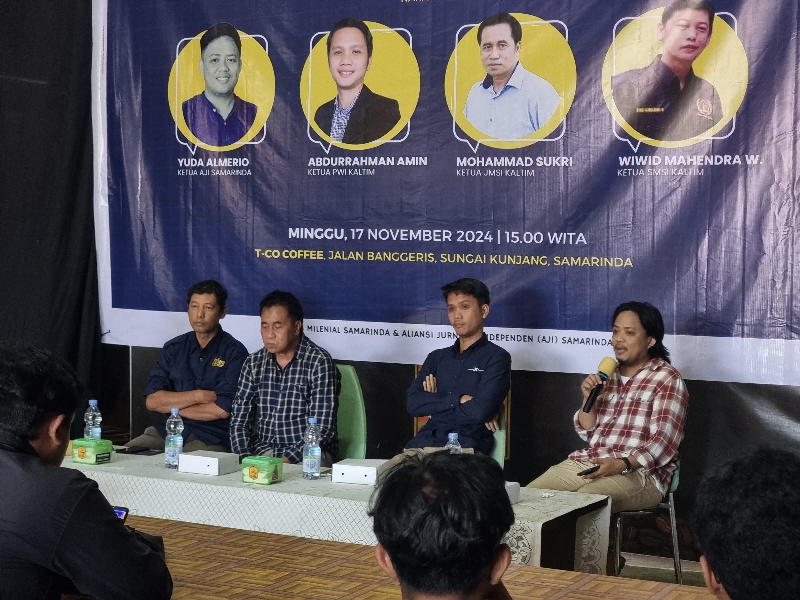 Dari kanan Yuda Almeria (Kejua AJI Samarinda), Aburrahman Amin (Ketua PWI Kaltim), Mohammad Sukri (Ketua JMSI Kaltim), Wiwid Mahendra Wijaya (Ketua SMSI Kaltim) sebagai narasumber Diskusi Publik dann Deklarasi Netralitas adalah Kunci, Jurnalis Bukan Juru Kampanye. (Mahakam Daily)