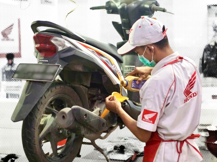 Ganti oli motor di bengkel resmi Honda dengan oli AHM asli.