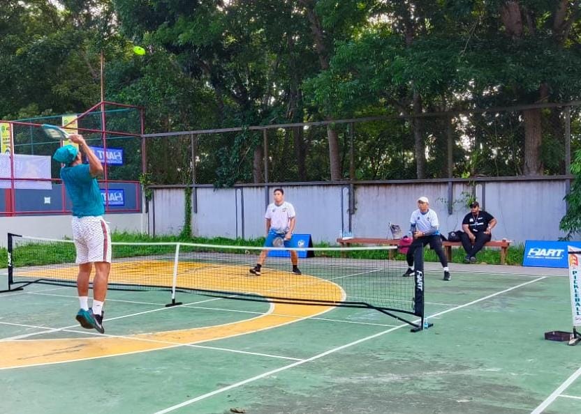 Potret Pertandingan Pickleball di Lapangan Tenis Universitas Mulawarman Samarinda.