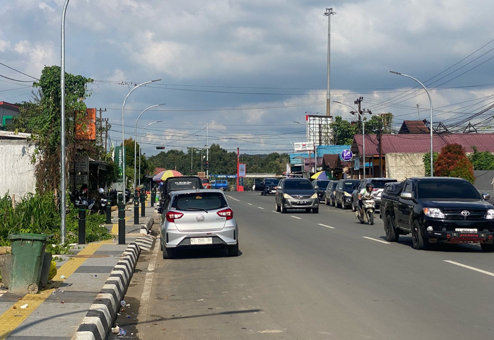 Parkir liar di Jalan Imam Bonjol, Kelurahan Melayu, Kecamatan Tenggarong. (Ist)