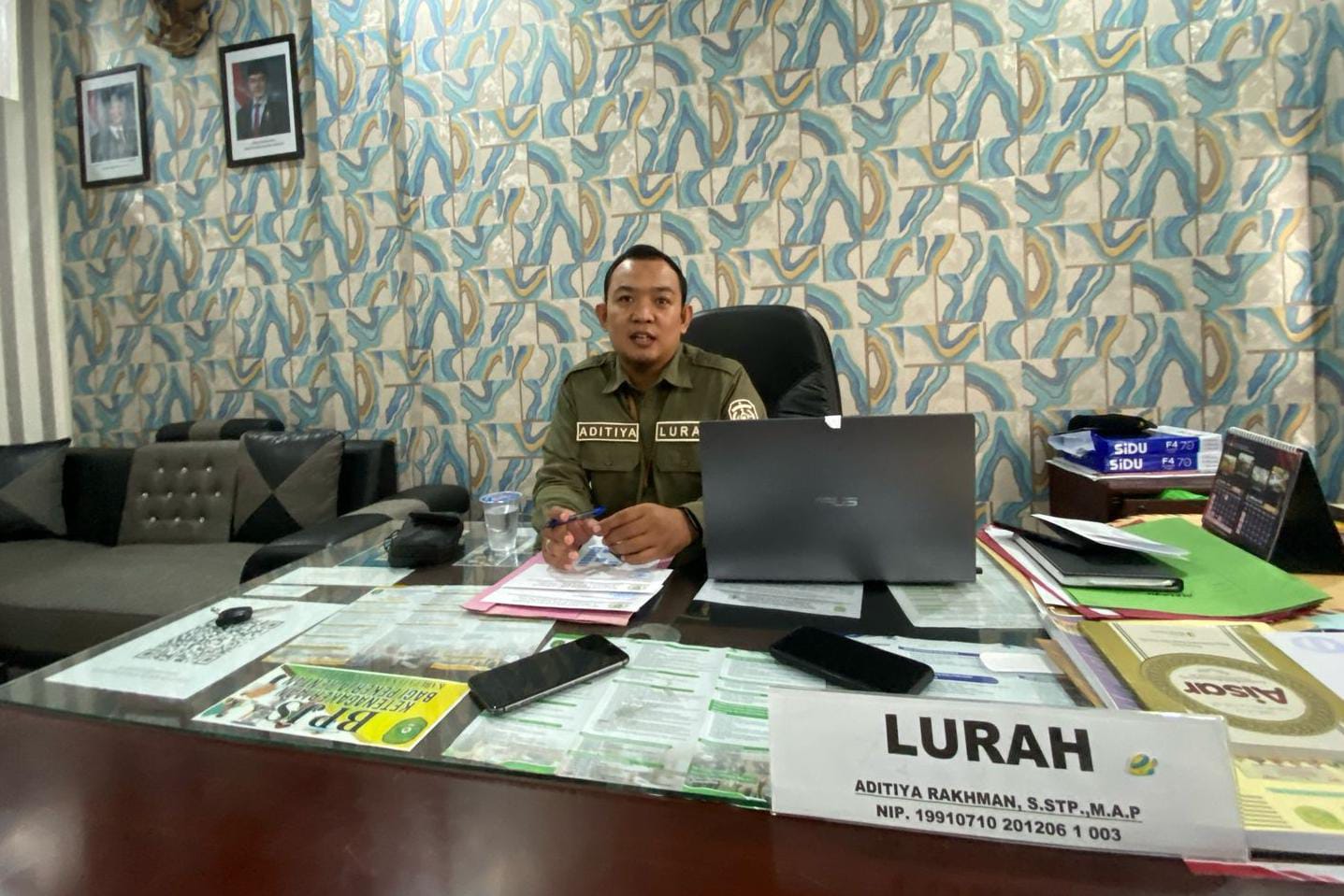 Lurah Melayu, Aditiya Rakhman yang memaparkan program BSPS terkait 36 rumah tidak layak huni diwilayahnya. (Ist)