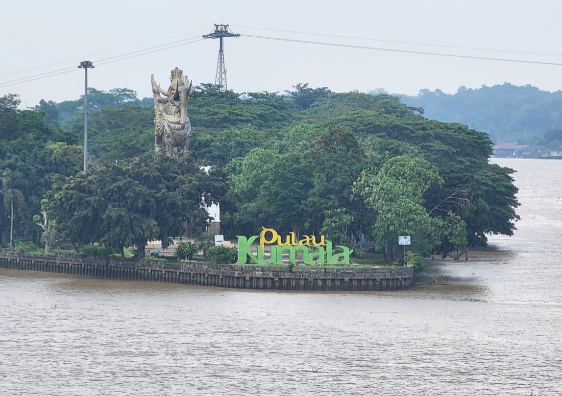 Potret Pulau Kumala di Tenggarong, Kutai Kartanegara yang mengalami lonjakan pengunjung selama libur lebaran. (Ist)
