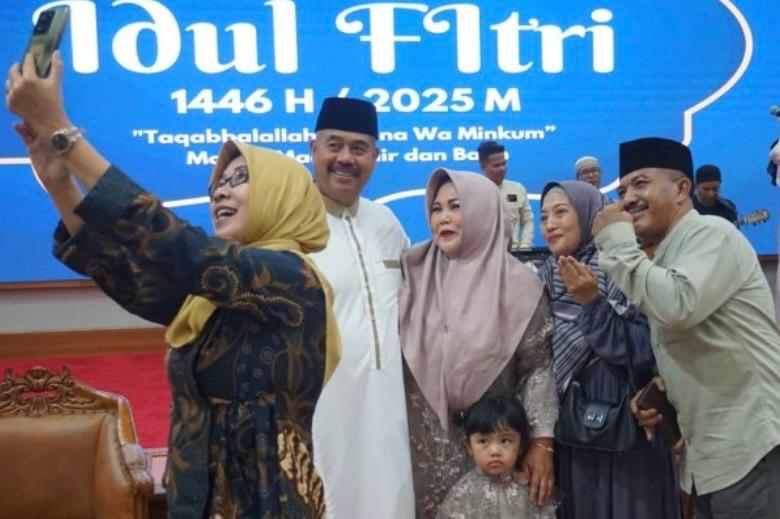 Kegiatan silaturahmi yang digelar Bupati Kukar, Edi Damansyah saat merayakan hari lebaran. (ist0