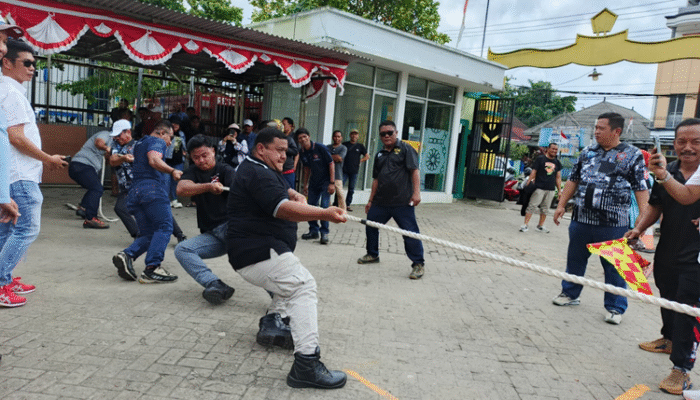 Final tarik tambang TKBM Komura Samarinda, Sabtu 16 Agustus 2025—kegembiraan, keringat, dan teriakan bersatu di bawah terik matahari. (Dok)