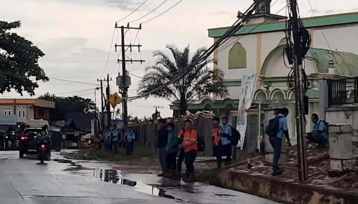 Potret pekerja tambang baru bara sedang menunggu bus penjemput menuju lokasi kerja di Kutai Timur.