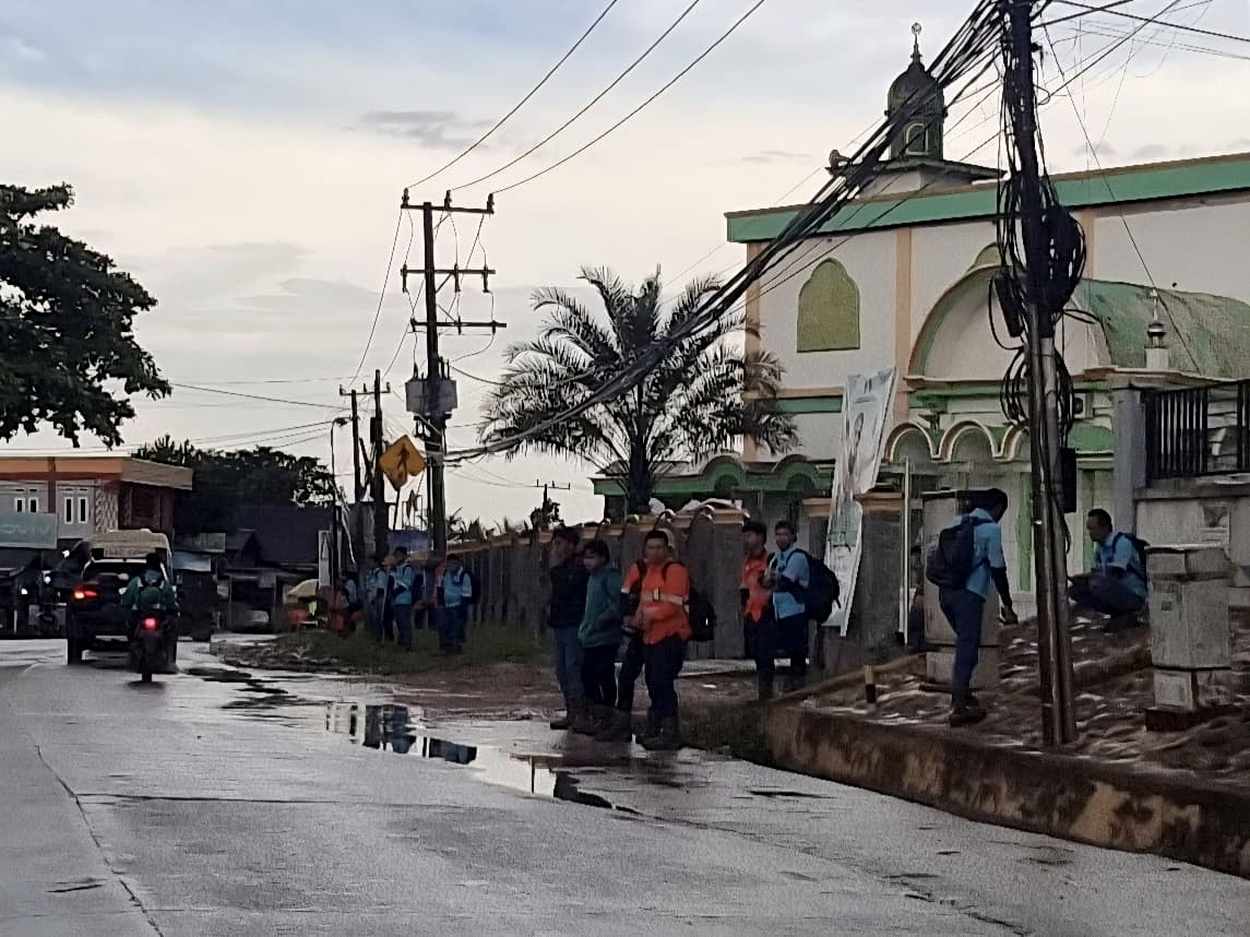 Potret pekerja tambang baru bara sedang menunggu bus penjemput menuju lokasi kerja di Kutai Timur.