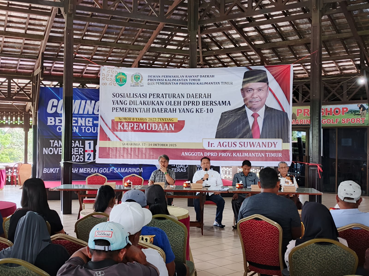 Agus Suwandi menyampaikan pentingnya kejujuran bagi pemuda Kalimantan Timur dalam Sosper ke-10 Perda Kepemudaan di Lapangan Golf Tanah Merah, Samarinda Utara, Senin (13/10/2025).